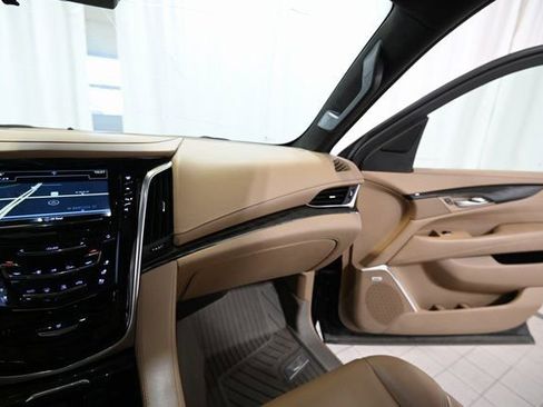 Used 2020 Cadillac Escalade Platinum image 32
