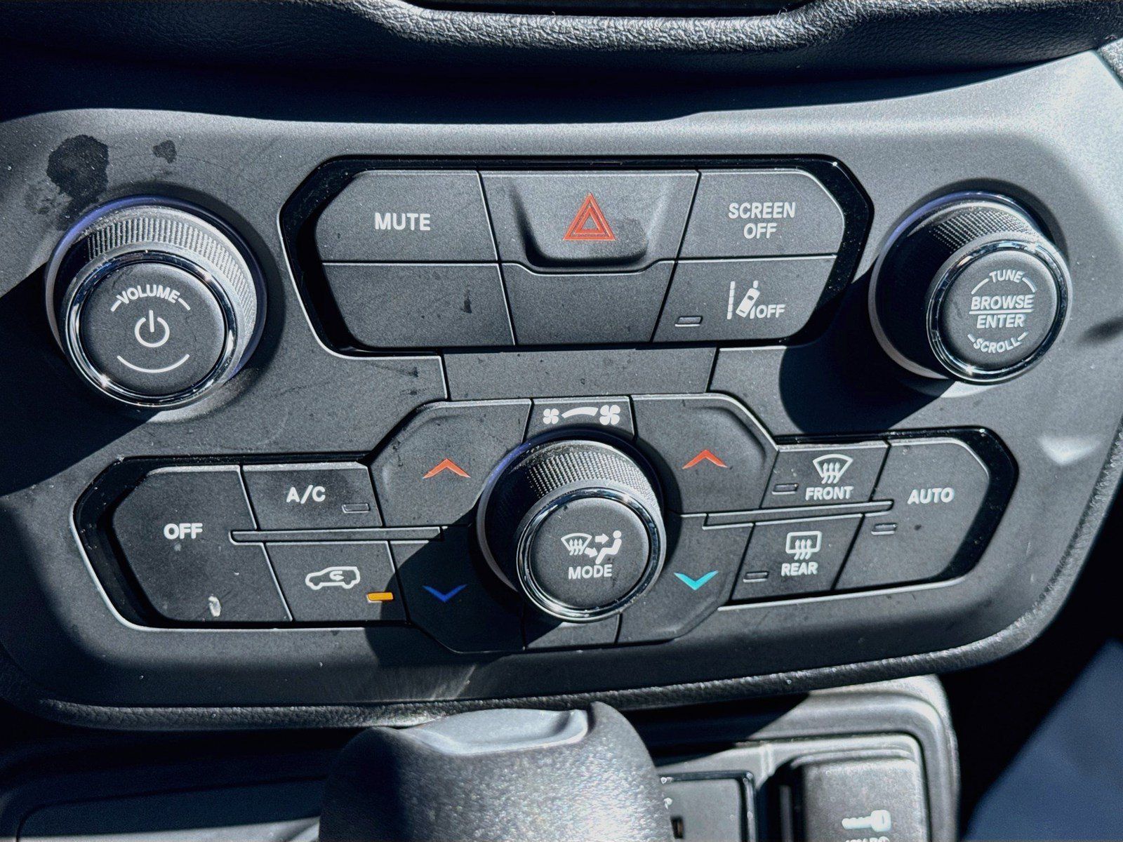 Used 2022 Jeep Renegade Latitude w/ Convenience Group AWD/4WD image 16