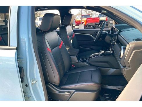 Used 2025 Chevrolet Colorado Z71 w/ Technology Package AWD/4WD image 8