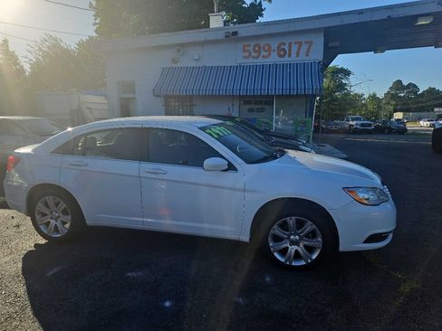 Used 2015 Chrysler 200 Limited w/ Convenience Group FWD image 4