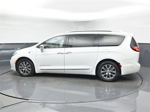 Used 2022 Chrysler Pacifica Pinnacle image 5