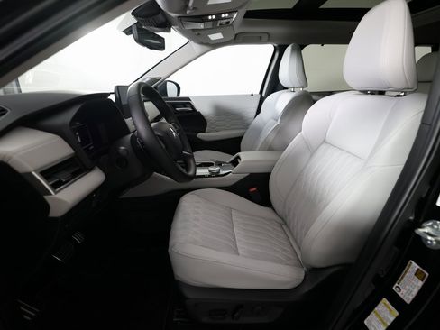 Used 2025 Mitsubishi Outlander AWD image 16