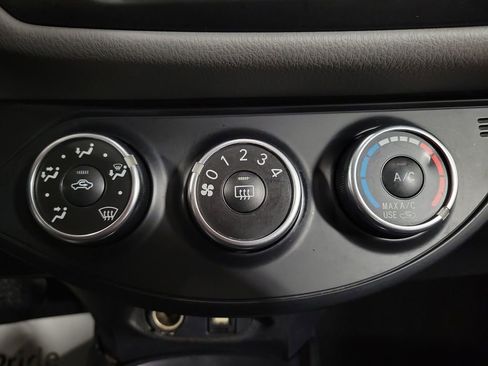 Used 2016 Toyota Yaris L image 18