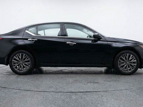 Used 2025 Nissan Altima 2.5 SV FWD image 11