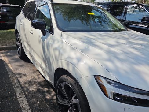 Used 2024 Volvo XC60 B5 Ultimate w/ Climate Package AWD/4WD image 3