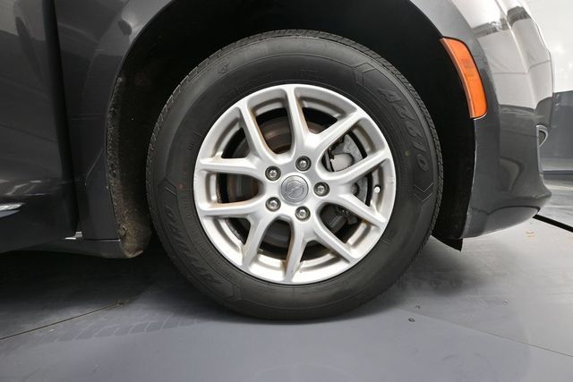 Used 2020 Chrysler Pacifica Touring-L FWD image 11