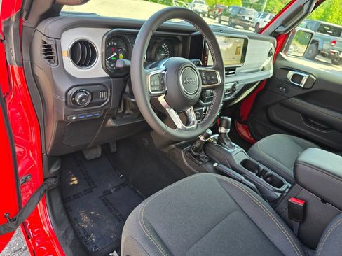 Used 2025 Jeep Wrangler Unlimited Sahara w/ Safety Group AWD/4WD image 24