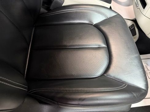 Used 2023 Chrysler Pacifica Touring-L FWD image 33