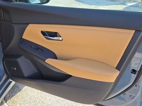 Used 2025 Nissan Sentra SV w/ SV Premium Package image 8