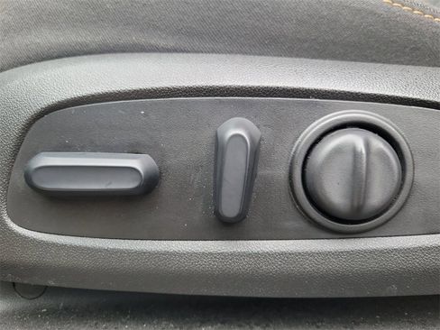 Used 2018 Chevrolet Equinox LT image 18