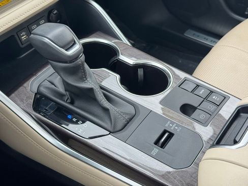 Used 2024 Toyota Highlander Limited image 39