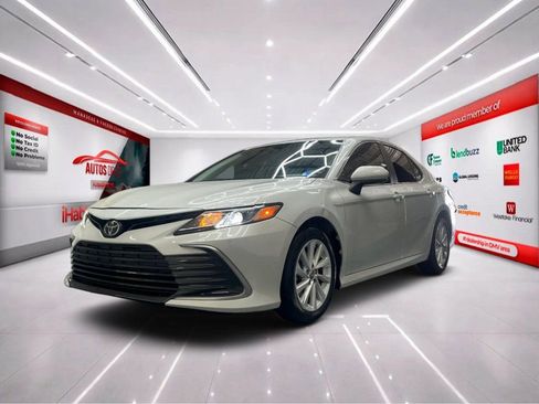 Used 2022 Toyota Camry LE image 4
