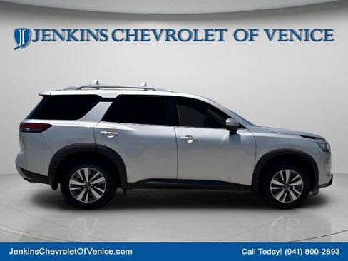 Used 2022 Nissan Pathfinder SL FWD image 3