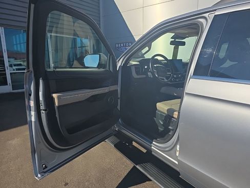 Used 2024 Ford Expedition Limited image 9