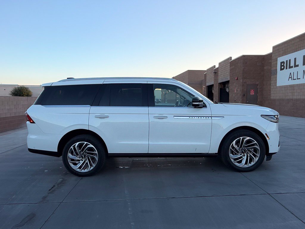 Used 2025 Lincoln Navigator Reserve AWD/4WD image 7