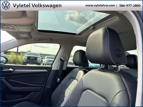 Certified 2024 Volkswagen Jetta SE w/ Panoramic Sunroof Package image 19