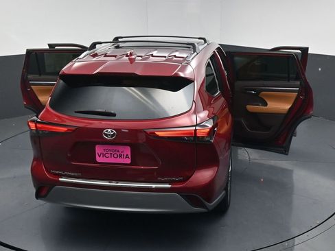 Used 2021 Toyota Highlander Platinum image 26