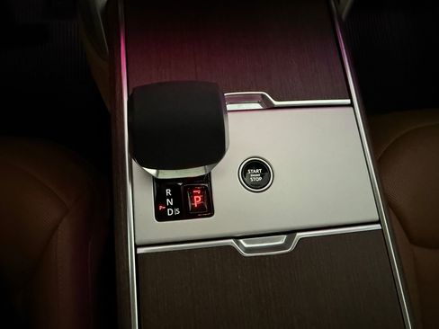 Certified 2025 Land Rover Range Rover SE AWD/4WD image 17