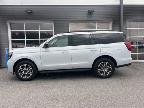 Used 2025 Ford Expedition Active RWD image 2