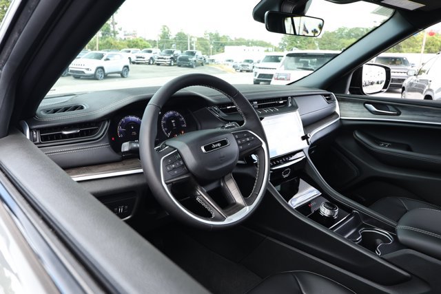 New 2027 Jeep Grand Cherokee Limited RWD image 26