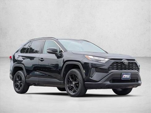 Used 2022 Toyota RAV4 XLE FWD image 3