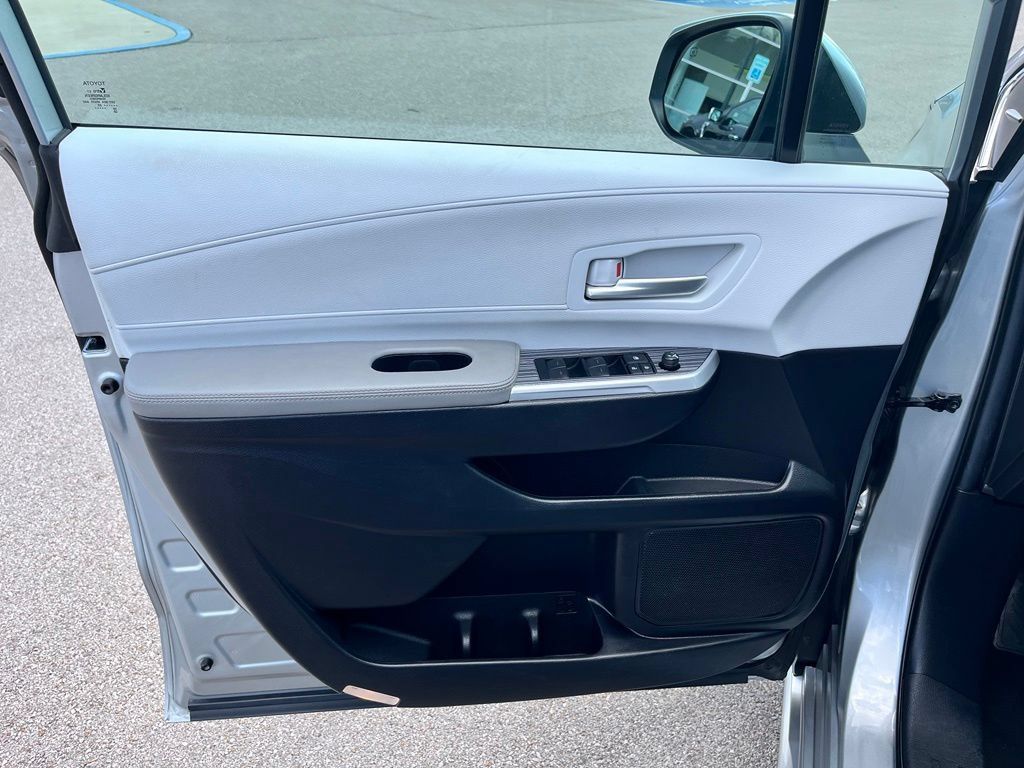 Used 2025 Toyota Sienna XLE FWD image 9