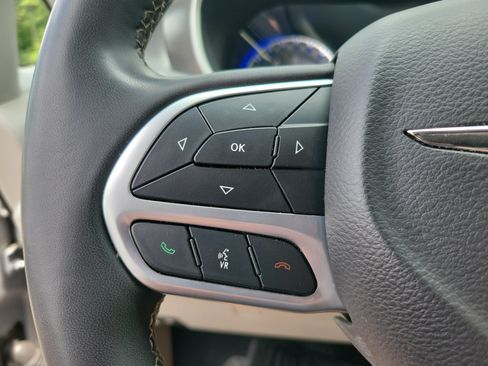 Used 2024 Chrysler Pacifica Touring-L FWD image 22