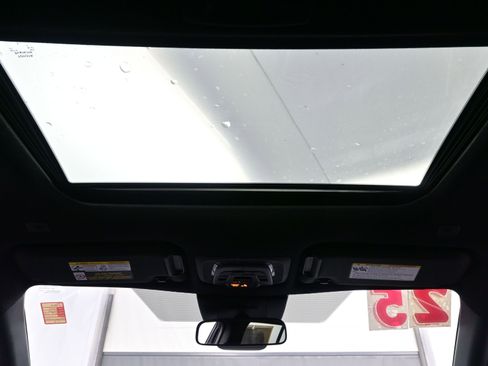 Used 2025 Toyota Corolla Cross AWD Hybrid w/ Moonroof Package image 18