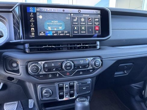 Used 2025 Jeep Gladiator Sport image 26