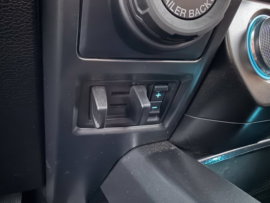 Used 2017 Ford F150 Lariat w/ Equipment Group 502A Luxury AWD/4WD image 21
