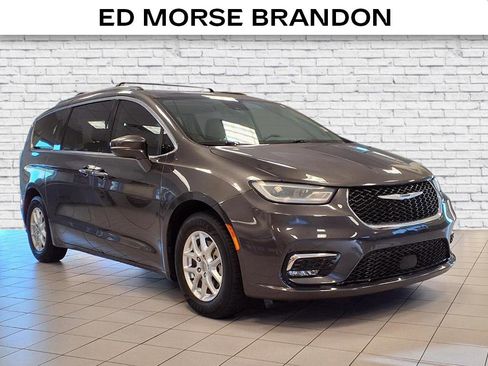 Used 2021 Chrysler Pacifica Touring-L w/ Uconnect Theater Family Group image 6