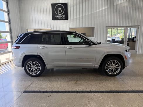 Used 2022 Jeep Grand Cherokee Summit w/ Luxury Tech Group V AWD/4WD image 12