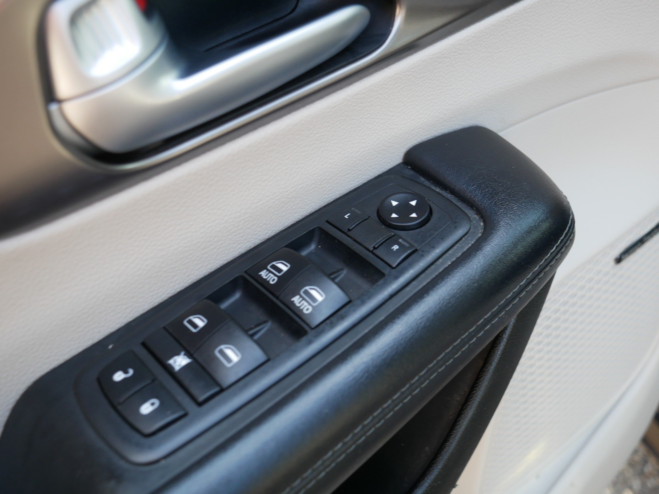 Used 2018 Chrysler Pacifica Limited w/ Advanced Safetytec Group FWD image 19