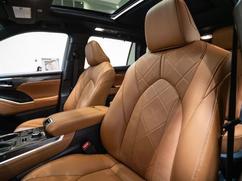 Used 2023 Toyota Highlander Platinum image 6