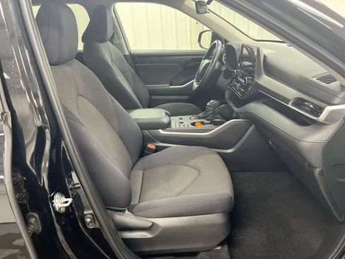 Used 2024 Toyota Highlander LE AWD/4WD image 22