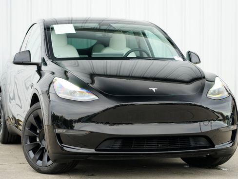 Used 2023 Tesla Model Y Long Range image 4