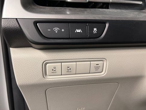 Used 2023 Kia Carnival LX image 22