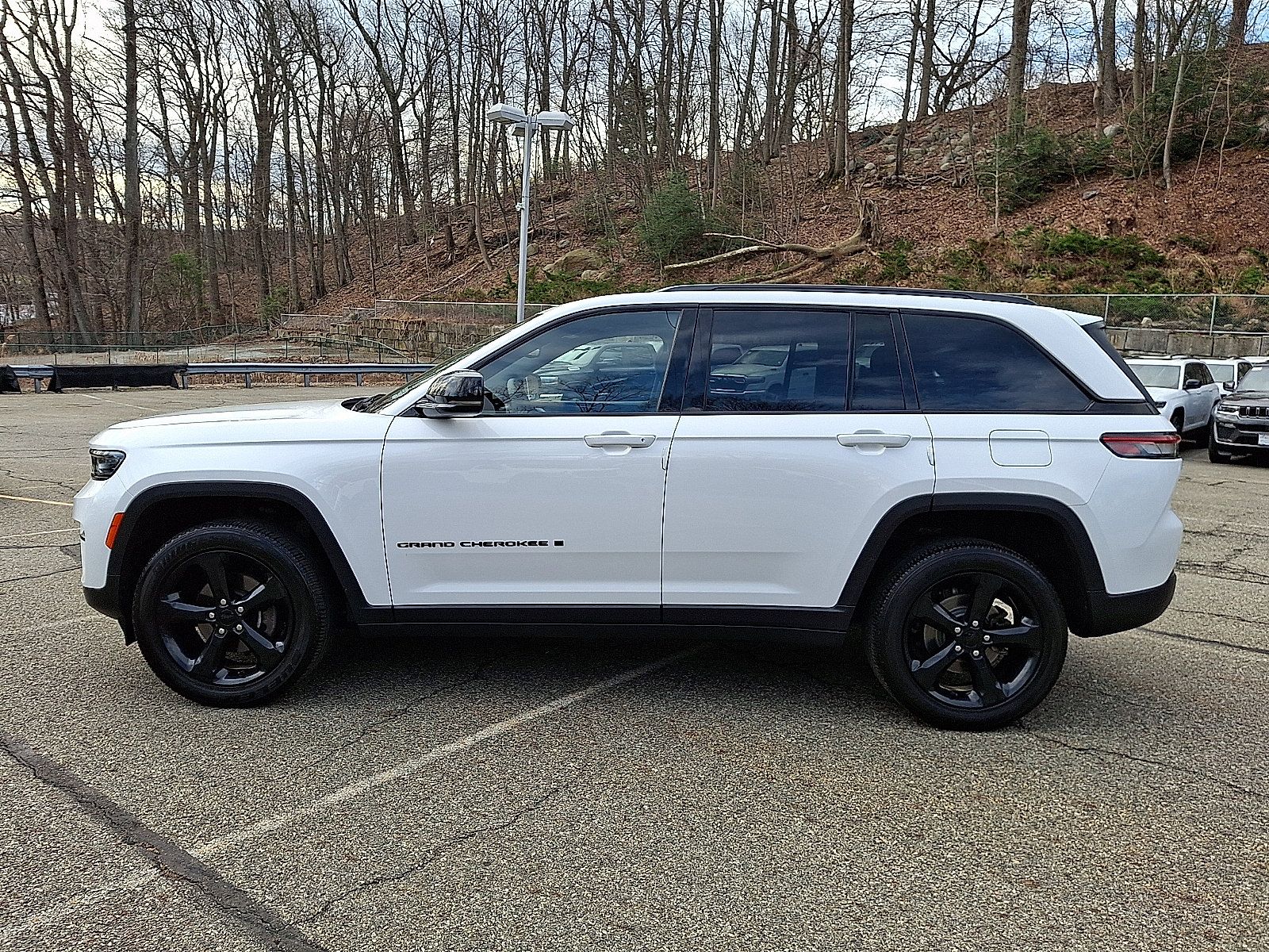 Used 2023 Jeep Grand Cherokee Altitude AWD/4WD image 4