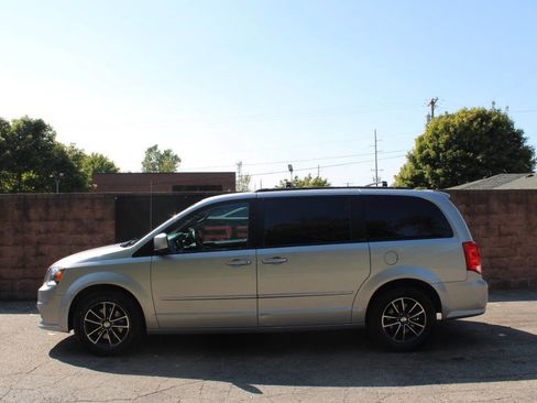 Used 2017 Dodge Grand Caravan GT image 2