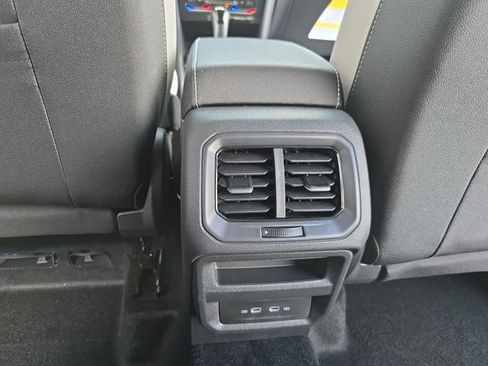 New 2026 Volkswagen Taos SE FWD image 15