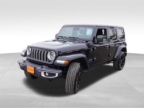 Certified 2025 Jeep Wrangler Unlimited Sahara w/ Safety Group image 11