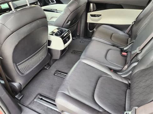 Used 2024 Kia Carnival EX image 12