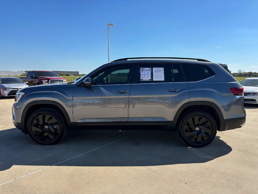 Used 2024 Volkswagen Atlas SE w/ Panoramic Sunroof Package FWD image 6
