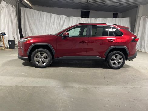 Used 2022 Toyota RAV4 XLE w/ Convenience Package FWD image 4