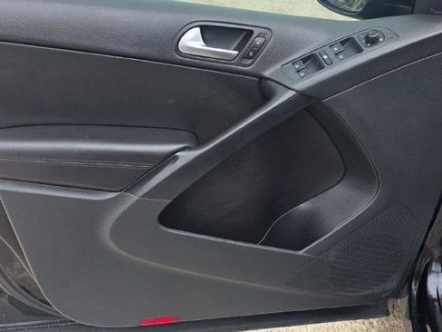 Used 2017 Volkswagen Tiguan S image 18