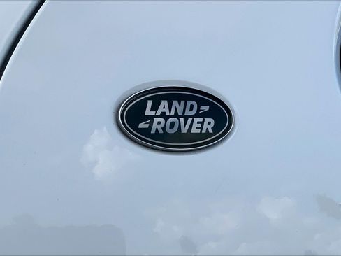 Used 2024 Land Rover Discovery Metropolitan Edition image 9