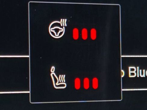 Used 2025 Volvo XC40 B5 Plus image 28