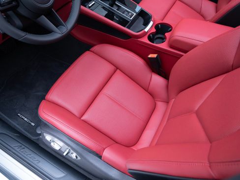 Certified 2026 Porsche Macan AWD/4WD image 16