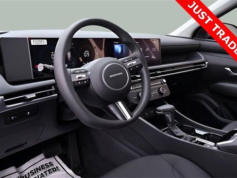 Used 2025 Hyundai Tucson SE image 11