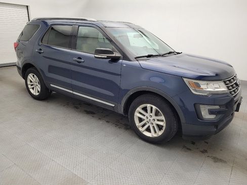 Used 2017 Ford Explorer XLT image 11